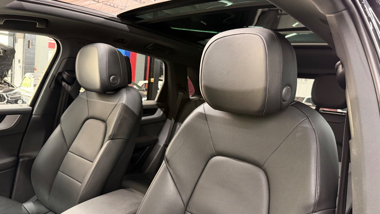 Used 2024 Porsche Cayenne AWD/4WD image 28