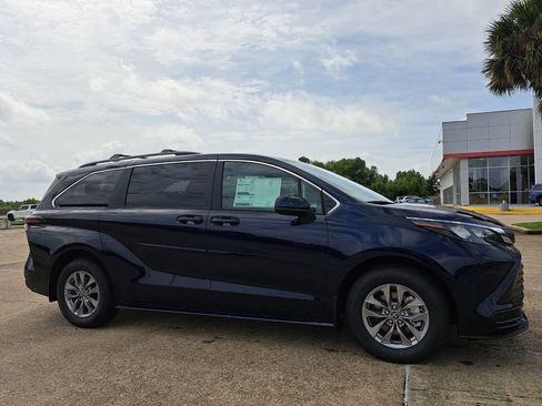 New 2026 Toyota Sienna LE FWD image 2