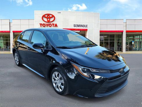 Used 2025 Toyota Corolla LE image 2