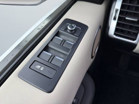 Used 2020 Land Rover Discovery Landmark image 25