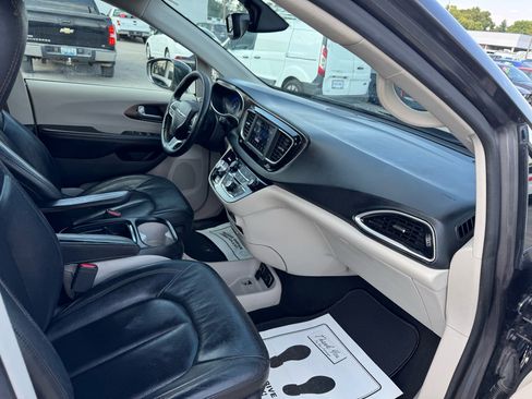 Used 2019 Chrysler Pacifica Touring-L image 11