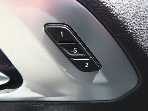 Used 2024 Chrysler Pacifica Limited FWD image 19