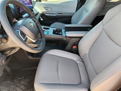 New 2026 Toyota Sienna XLE image 9