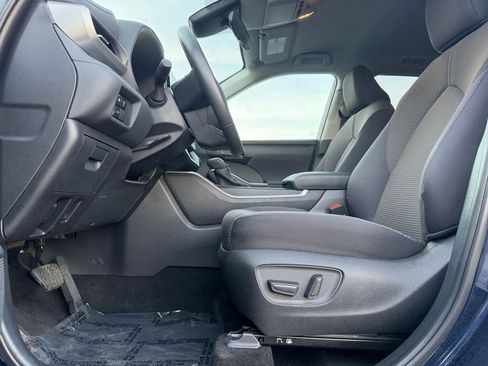 Used 2025 Toyota Highlander LE FWD image 28
