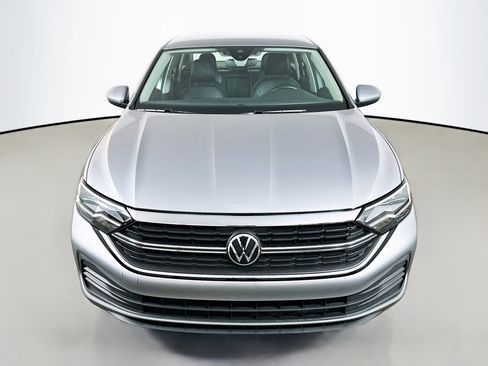 Used 2024 Volkswagen Jetta SE image 2