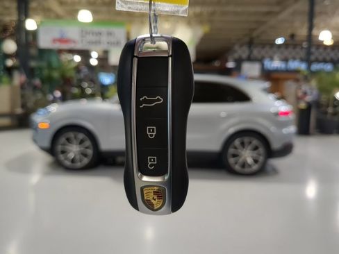 Used 2025 Porsche Cayenne AWD/4WD image 4