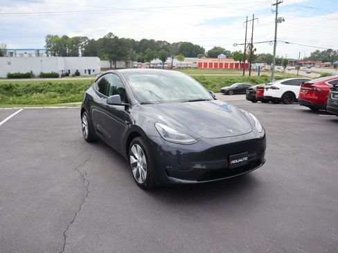 Used 2024 Tesla Model Y Long Range AWD/4WD image 12