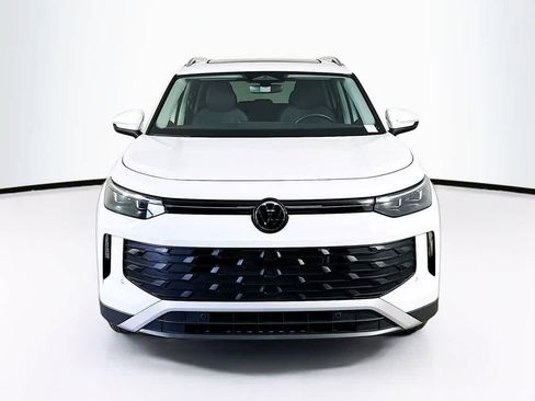 Used 2025 Volkswagen Tiguan SE w/ Panoramic Sunroof Package AWD/4WD image 6
