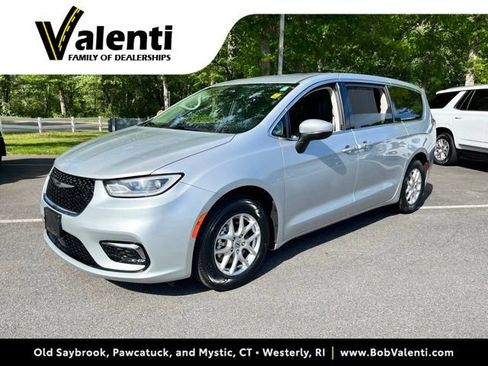 Used 2023 Chrysler Pacifica Touring-L FWD image 1