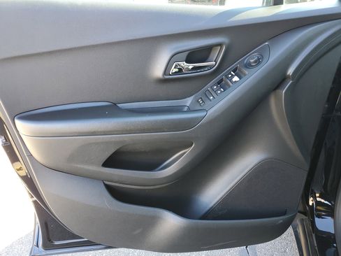 Used 2022 Chevrolet Trax LT w/ Midnight Edition image 18