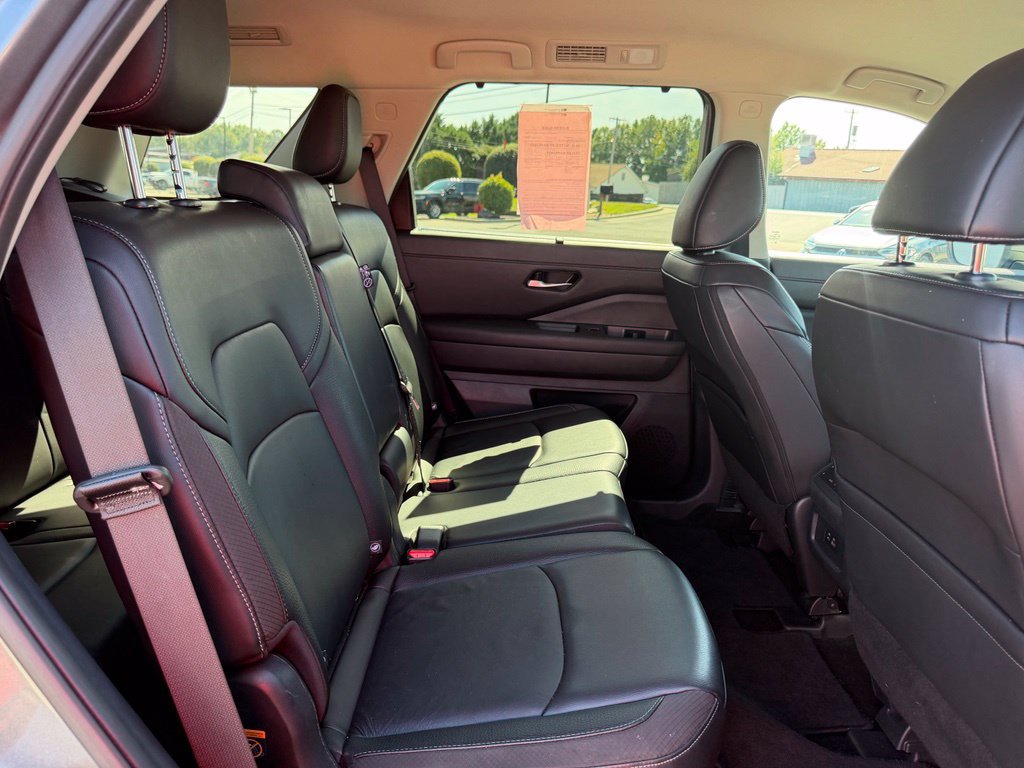 Used 2025 Nissan Pathfinder SL FWD image 37