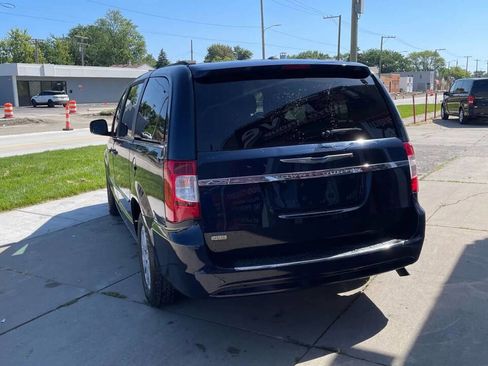 Used 2014 Chrysler Town & Country Touring image 39