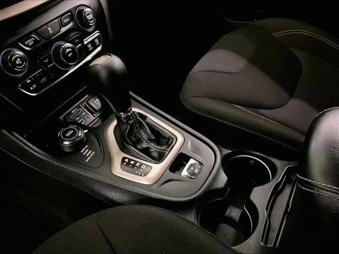 Used 2015 Jeep Cherokee Latitude AWD/4WD image 17
