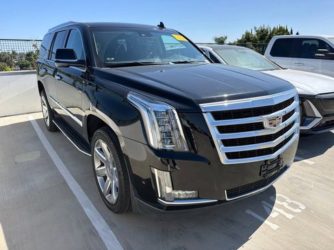 Used 2018 Cadillac Escalade Luxury RWD image 3