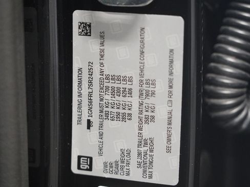 Used 2025 Chevrolet Suburban Premier AWD/4WD image 38