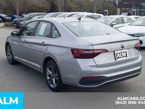 Used 2024 Volkswagen Jetta SE image 9