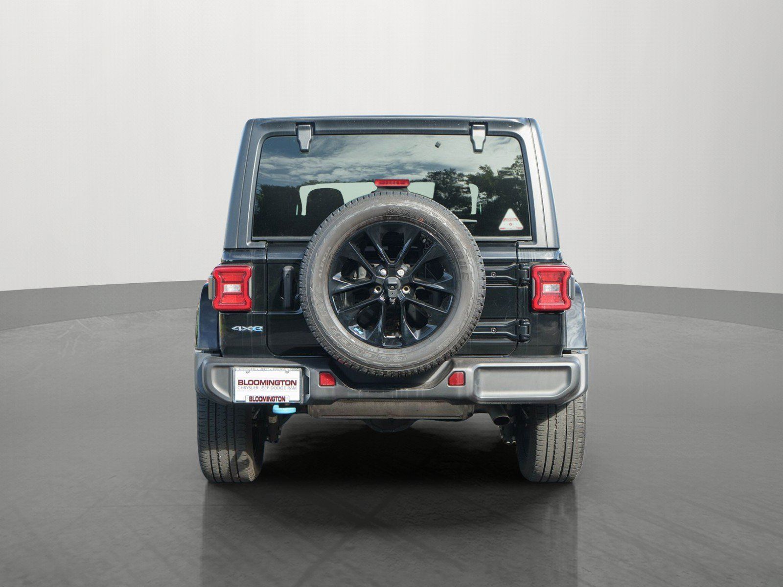 Used 2023 Jeep Wrangler Unlimited Sahara w/ Cold Weather Group AWD/4WD image 6