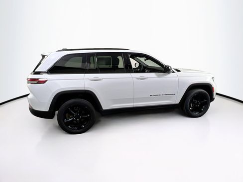 Used 2023 Jeep Grand Cherokee Altitude AWD/4WD image 4