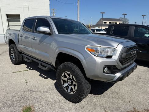 Used 2017 Toyota Tacoma SR image 10