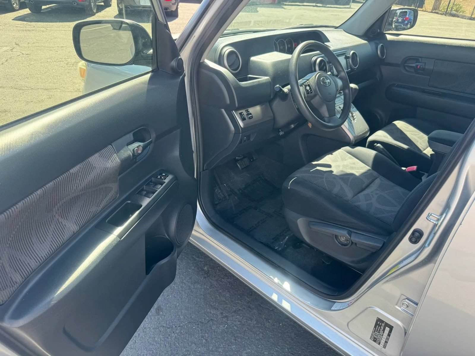 Used 2015 Scion xB FWD image 18