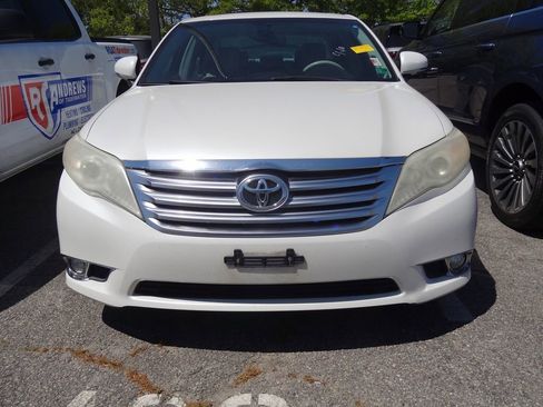 Used 2011 Toyota Avalon Limited image 2