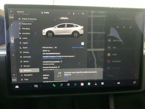 Used 2022 Tesla Model X image 9