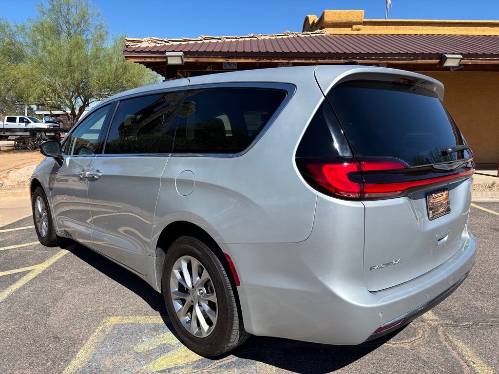 Used 2024 Chrysler Pacifica Touring-L AWD/4WD image 6