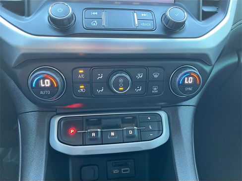 Used 2023 GMC Acadia SLT image 16