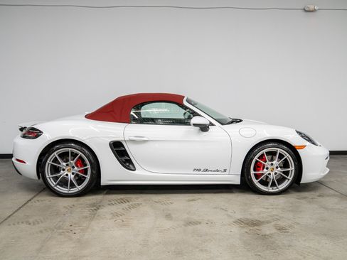 Used 2018 Porsche 718 Boxster S RWD image 17