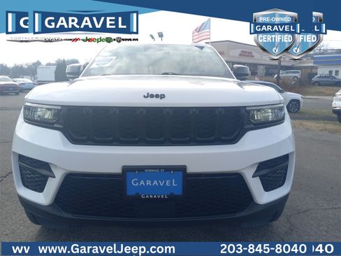 Used 2025 Jeep Grand Cherokee Altitude image 2