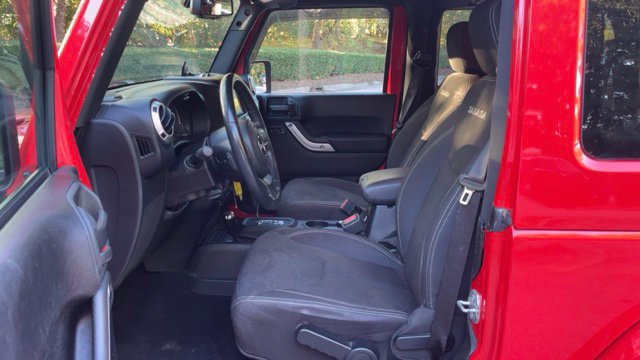 Used 2018 Jeep Wrangler Sahara w/ Connectivity Group AWD/4WD image 6