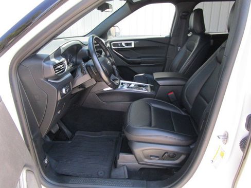 Used 2020 Ford Explorer XLT w/ Equipment Group 202A image 11