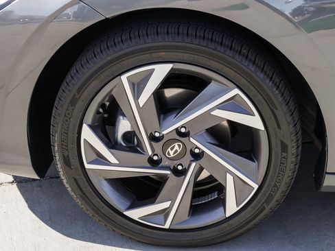 Used 2025 Hyundai Elantra Limited FWD image 12