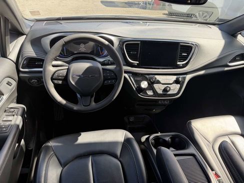 Used 2023 Chrysler Pacifica Touring-L w/ S Appearance Package image 9