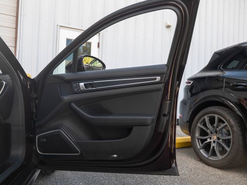 Certified 2023 Porsche Panamera 4 Platinum Edition image 28