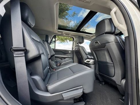 New 2025 Lincoln Navigator Reserve image 12