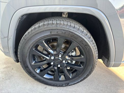 Used 2019 Jeep Grand Cherokee Altitude image 12