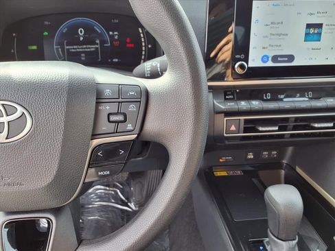 Used 2025 Toyota Camry Hybrid image 12