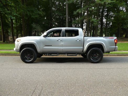 Used 2019 Toyota Tacoma TRD Sport AWD/4WD image 31