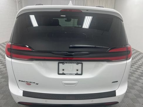 Used 2022 Chrysler Pacifica Touring-L w/ Uconnect Theater Family Group AWD/4WD image 7