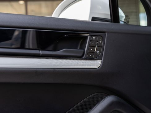 Used 2025 Porsche Cayenne Coupe image 20