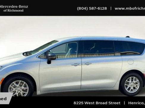 Used 2024 Chrysler Pacifica Touring-L FWD image 7