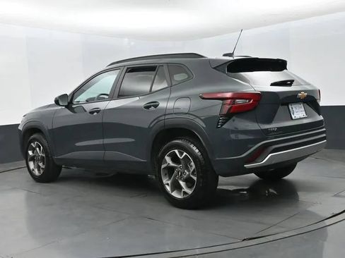 Used 2025 Chevrolet Trax LT FWD image 9