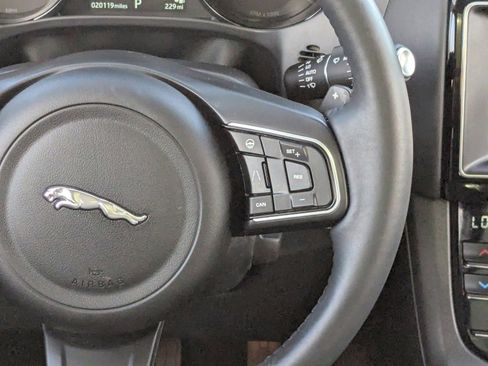 Used 2020 Jaguar F-PACE Premium image 21