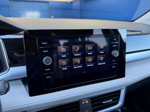 Used 2025 Volkswagen Taos SE FWD image 18