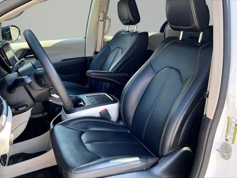Used 2024 Chrysler Pacifica Touring-L FWD image 19