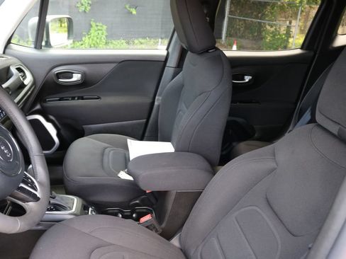 Used 2021 Jeep Renegade Latitude FWD image 11