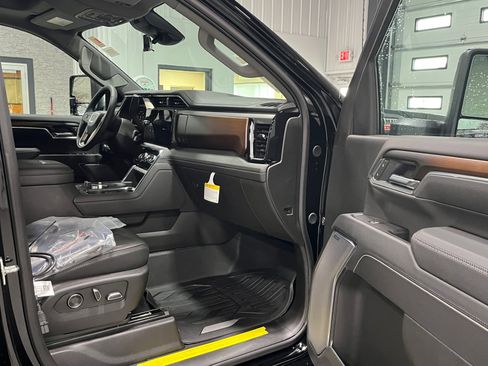 New 2025 GMC Sierra 3500 Denali w/ Denali Reserve Package image 9