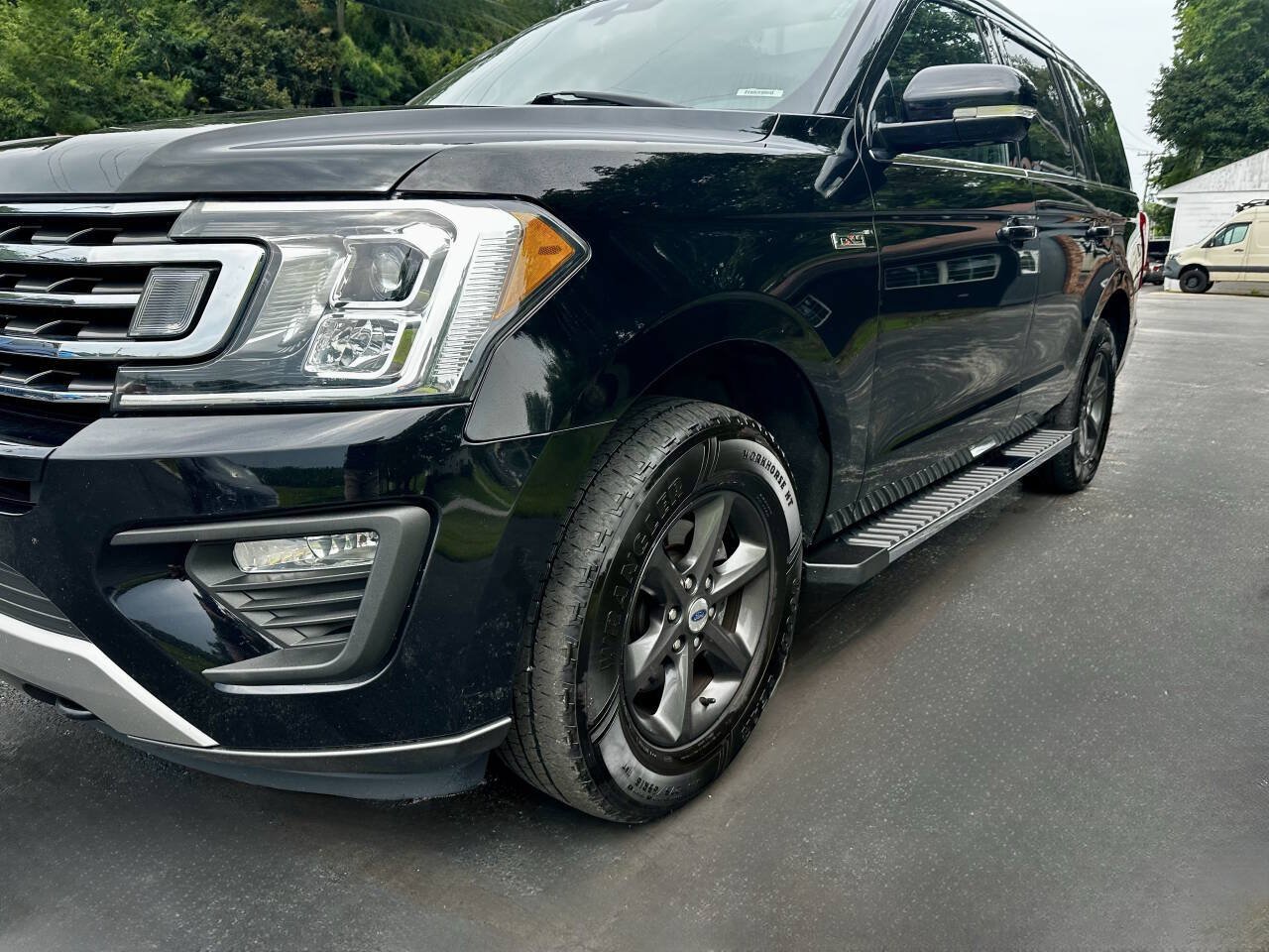 Used 2018 Ford Expedition XLT w/ Equipment Group 202A AWD/4WD image 3