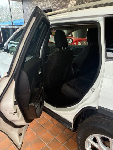 Used 2015 Jeep Cherokee Latitude AWD/4WD image 25